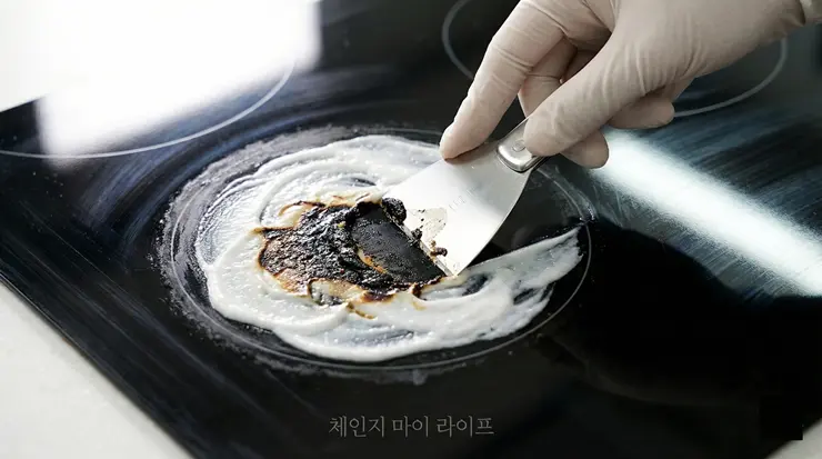 하이라이트 탄 자국 제거 루틴: 상판 화석화 방지와 전용 스크래퍼 정밀 가이드 하이라이트 탄 자국 제거를 위해 스크래퍼로 찌든 때를 정밀하게 분리하는 실사례 리포트 이미지